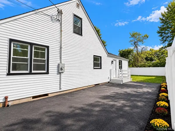 102 Pinewood DR, Shirley, NY 11967