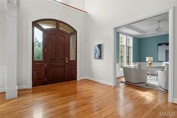 2457 Town And Country LN, Town And Country, MO 63131