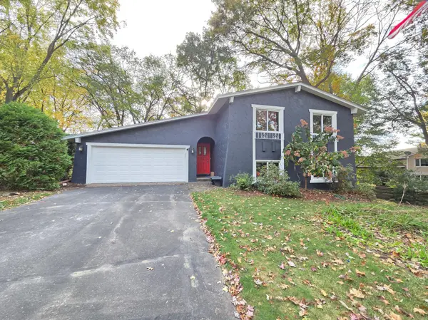 4174 Oakcrest DR, Vadnais Heights, MN 55127