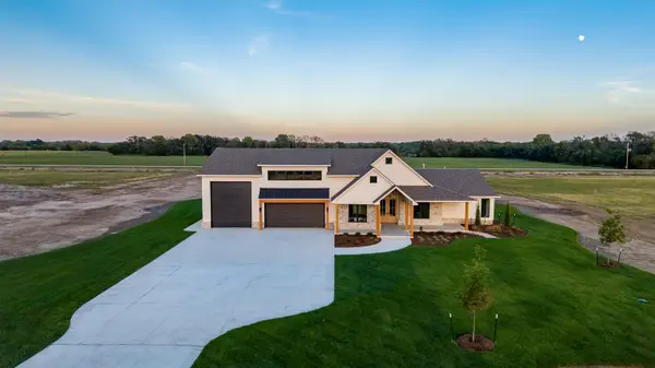 9040 N Isabelle St, Valley Center, KS 67147
