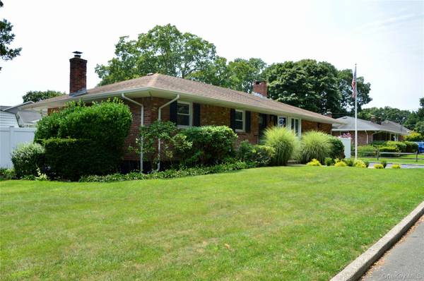 18 Sterling PL, Sayville, NY 11782