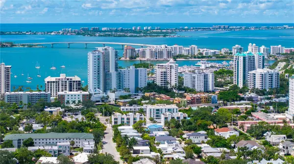 1677 DEVONSHIRE LN, Sarasota, FL 34236