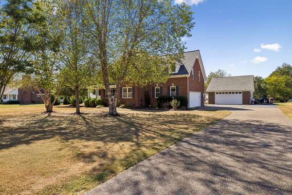 1922 Victorian Rd, Columbia, TN 38401