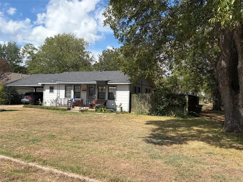 307 Whitehead ST, Smithville, TX 78957
