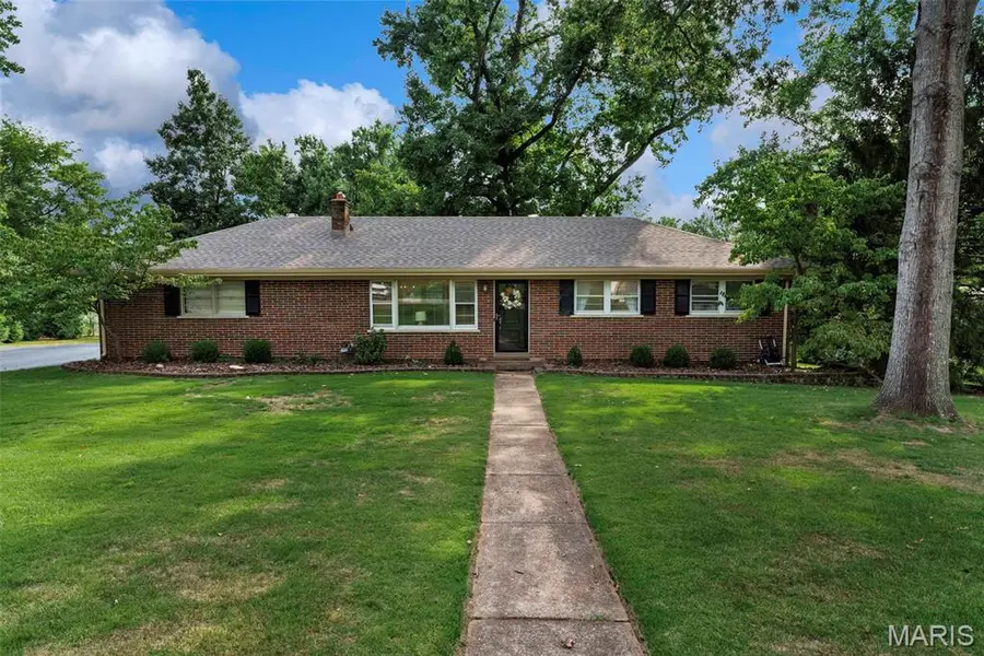 11 Hedgewood LN, Ballwin, MO 63011