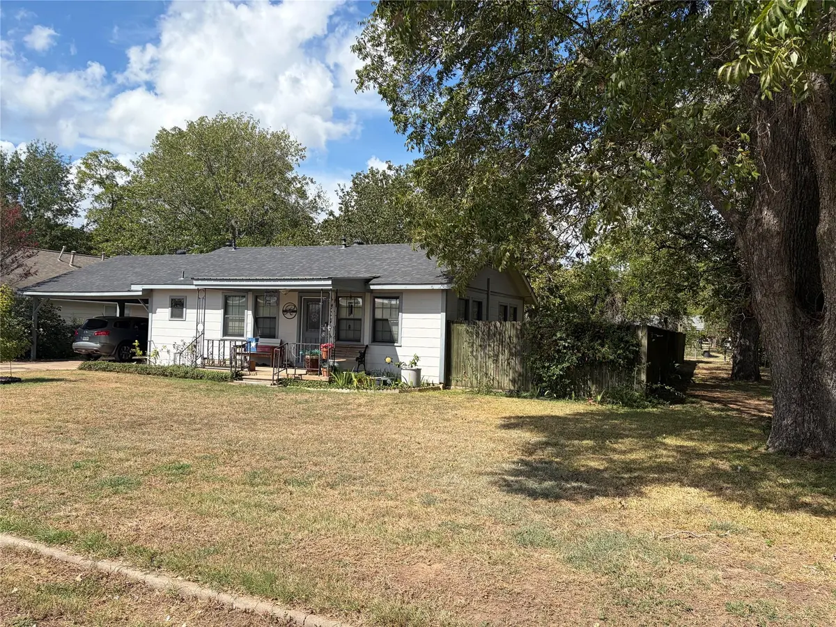 307 Whitehead ST, Smithville, TX 78957