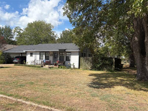 307 Whitehead ST, Smithville, TX 78957