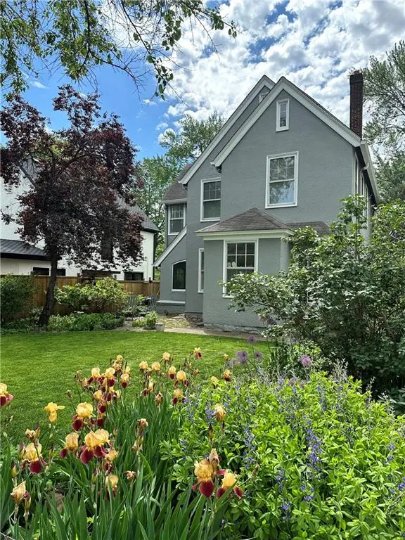 434 Greenway TER, Kansas City, MO 64113