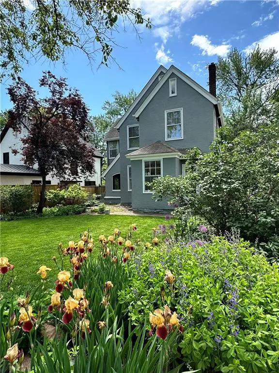434 Greenway TER, Kansas City, MO 64113