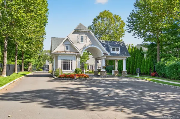 35 Symphony DR, Lake Grove, NY 11755