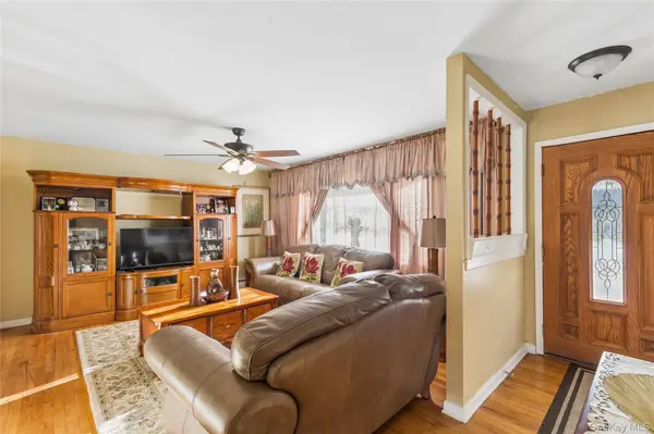 15 Pine Cone ST, Middle Island, NY 11953