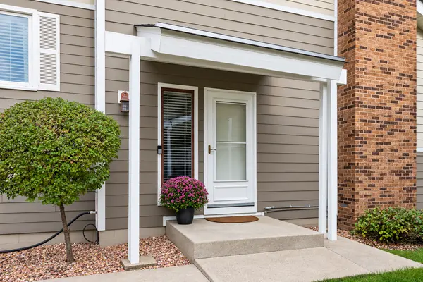9751 Brighton LN, Eden Prairie, MN 55347