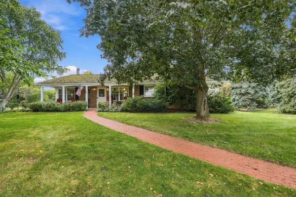 1750 Crestridge LN, Eagan, MN 55122