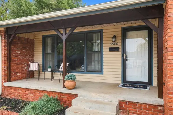 9900 Chesterton PL, The Village, OK 73120