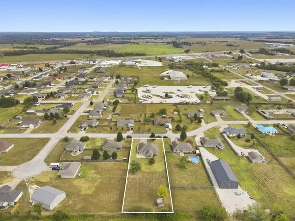 4783 Karlin LN, Bolivar, MO 65613