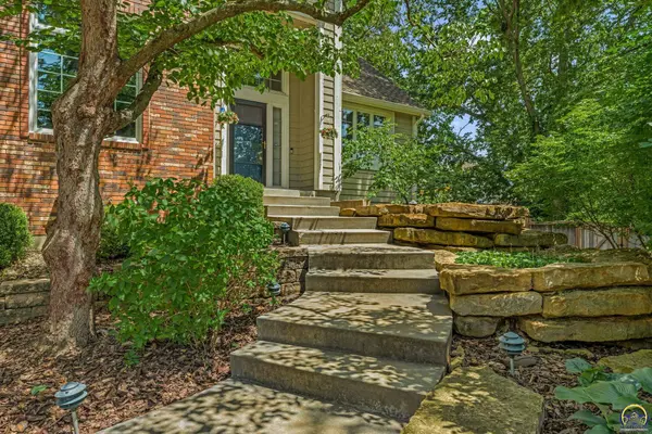1128 Dubs Ct, Lawrence, KS 66049