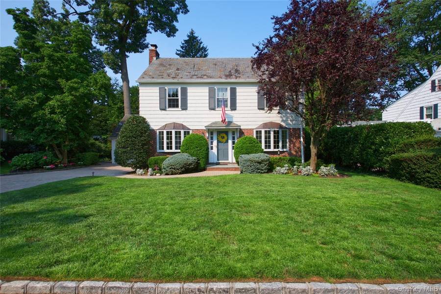 69 Eakins RD, Manhasset, NY 11030