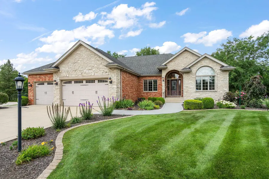 910 Hawk CIR, Crown Point, IN 46307