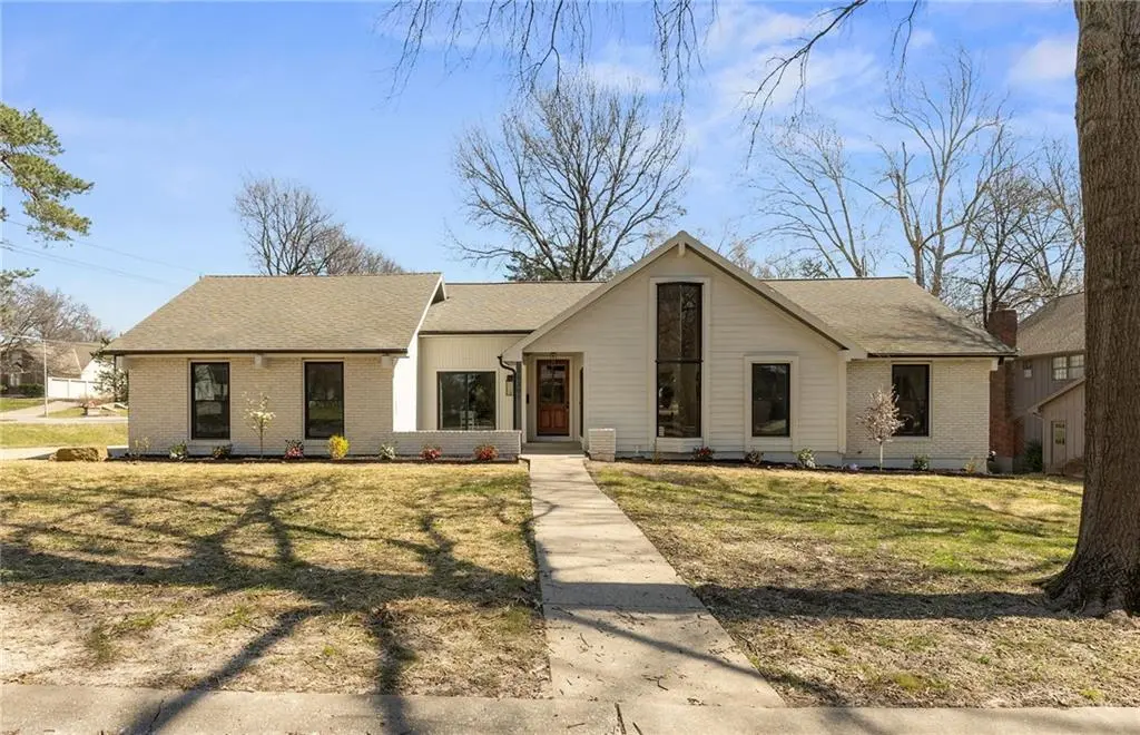 10301 Howe DR, Leawood, KS 66206