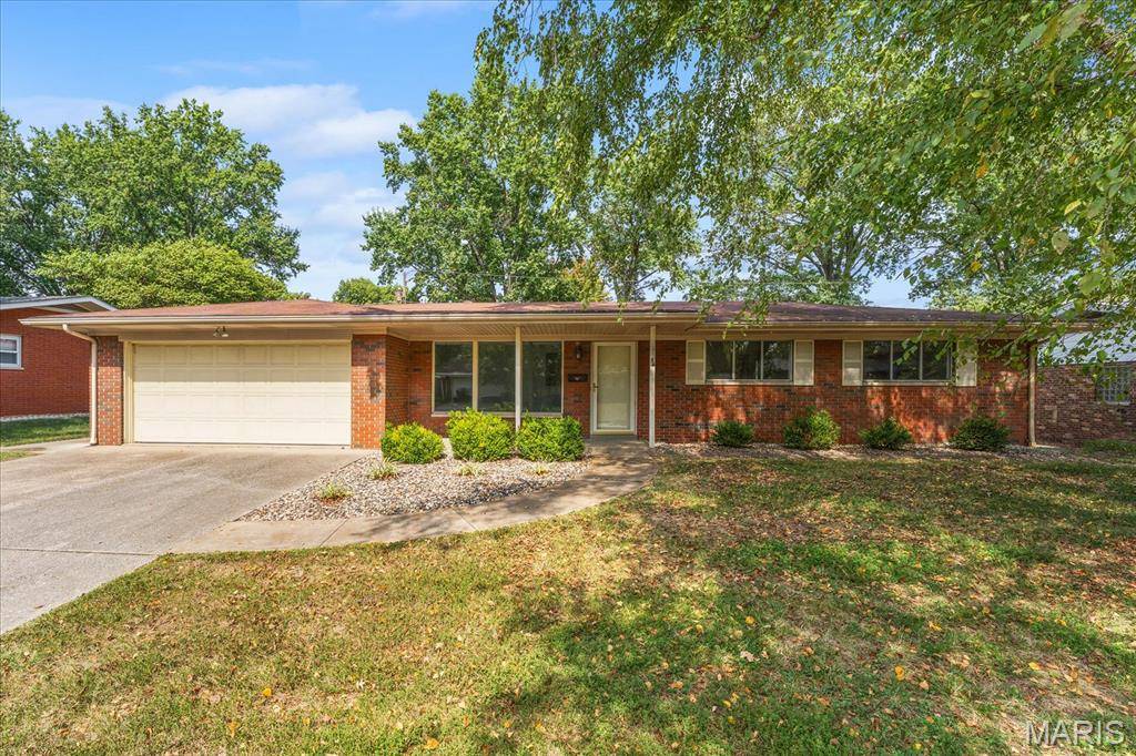 54 Bedford DR, Belleville, IL 62226