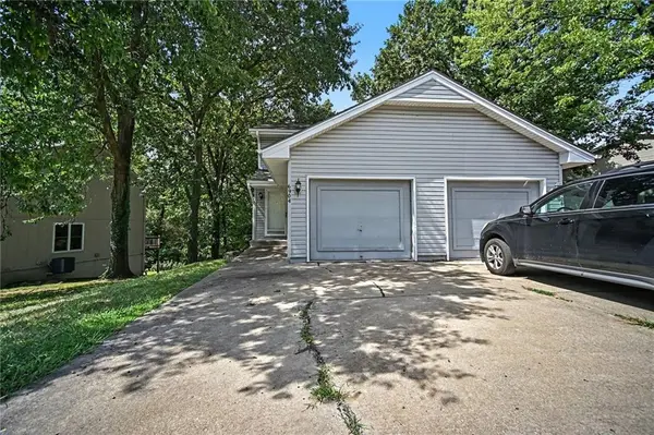 6904/6906 N Orchard ST, Pleasant Valley, MO 64068