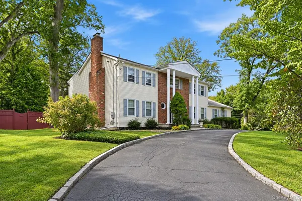 39 Orchard CT, Woodbury, NY 11797