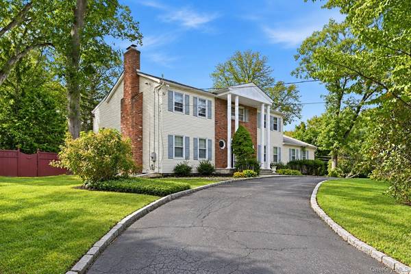 39 Orchard CT, Woodbury, NY 11797