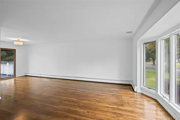 27 Schoenfield LN, Melville, NY 11747