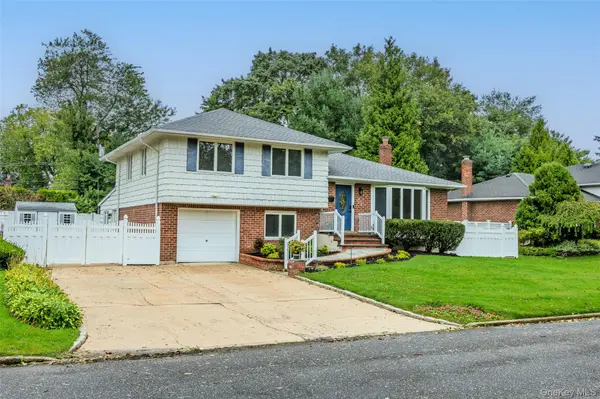 27 Schoenfield LN, Melville, NY 11747
