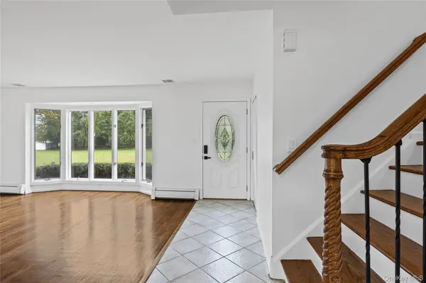 27 Schoenfield LN, Melville, NY 11747