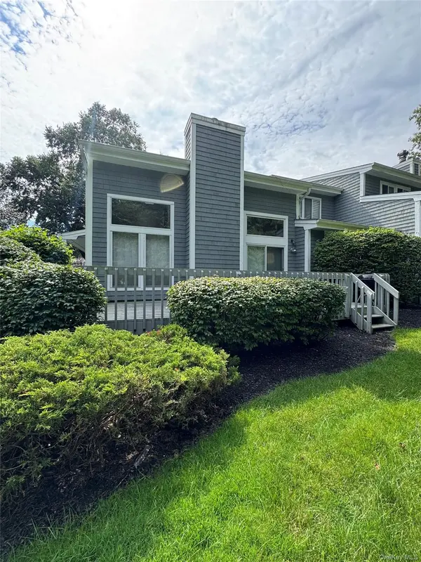 20 Tiffany CIR #20, Manhasset, NY 11030