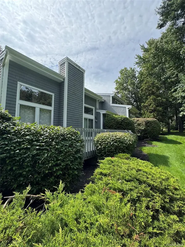 20 Tiffany CIR #20, Manhasset, NY 11030