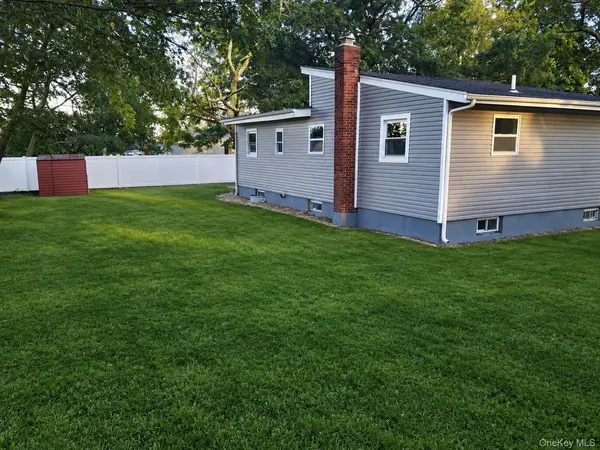 9 Holt ST, Amityville, NY 11701