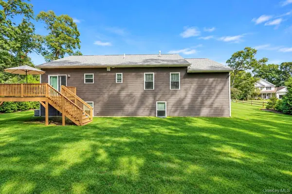 77 Maple Wood LN, Riverhead, NY 11901