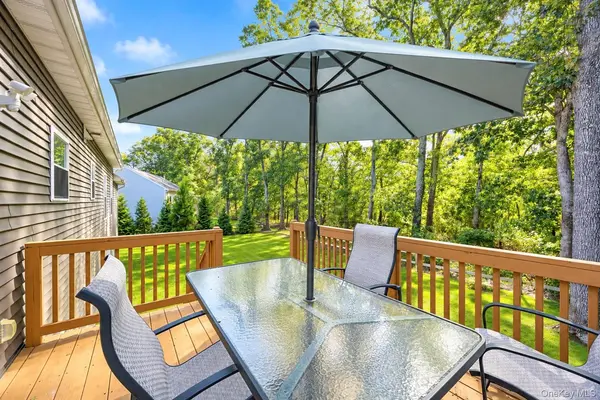 77 Maple Wood LN, Riverhead, NY 11901