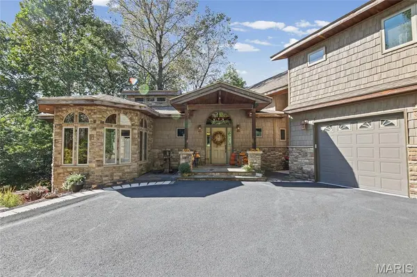 1003 Berry LN, Edwardsville, IL 62025