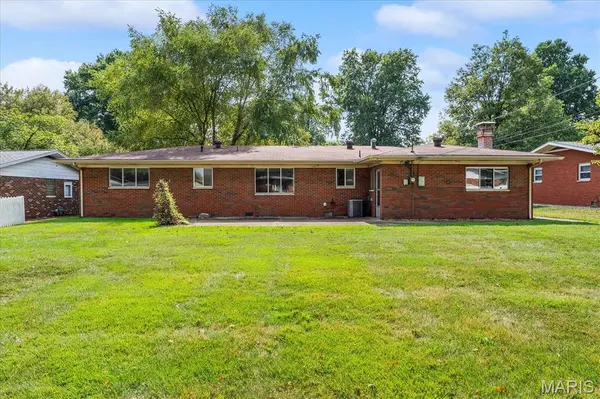 54 Bedford DR, Belleville, IL 62226
