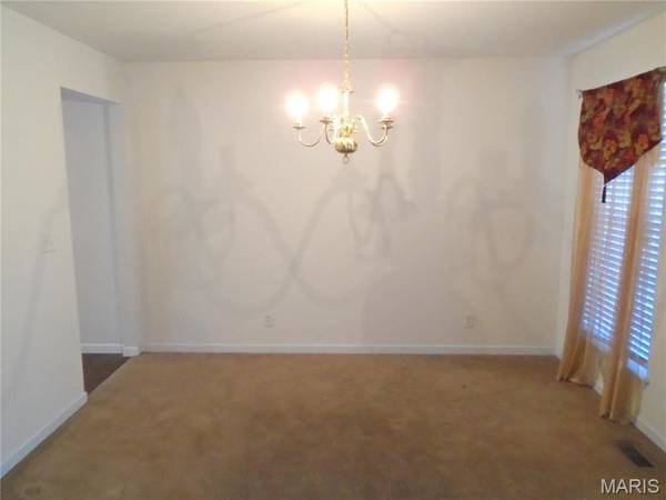 930 HOLLIDAY DR, Fairview Heights, IL 62208