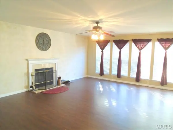 930 HOLLIDAY DR, Fairview Heights, IL 62208