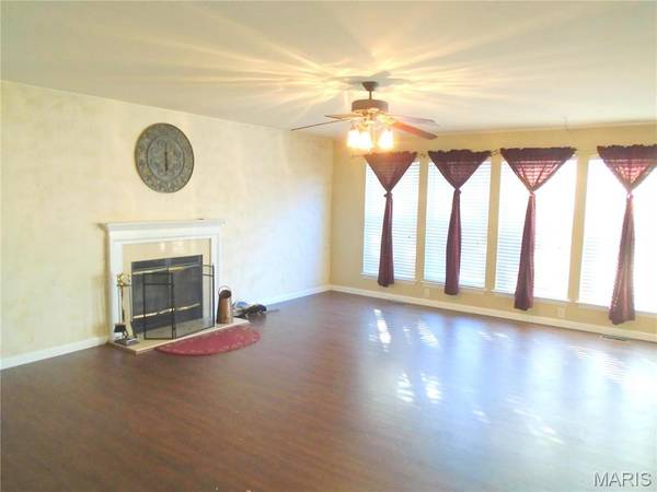 930 HOLLIDAY DR, Fairview Heights, IL 62208