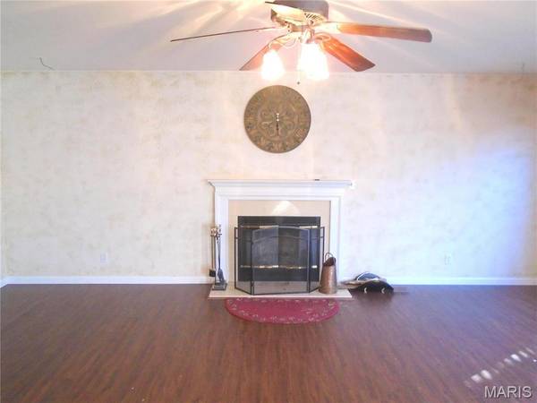930 HOLLIDAY DR, Fairview Heights, IL 62208