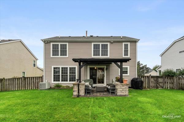 255 Mayfair LN, South Elgin, IL 60177