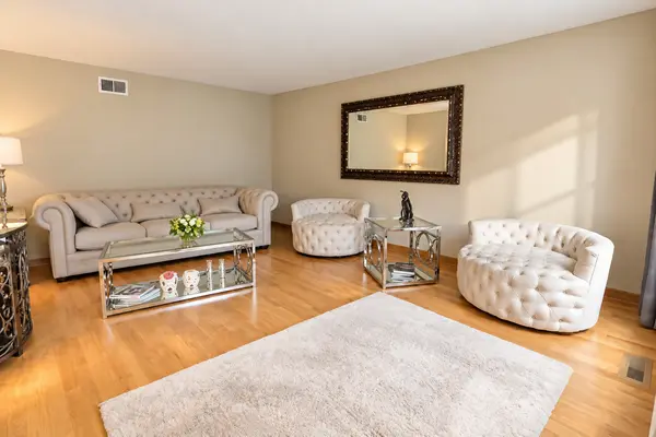 1263 Williamsburg LN, Crystal Lake, IL 60014
