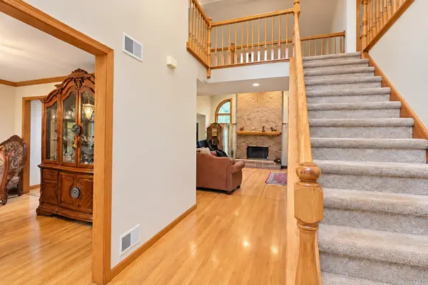 1263 Williamsburg LN, Crystal Lake, IL 60014