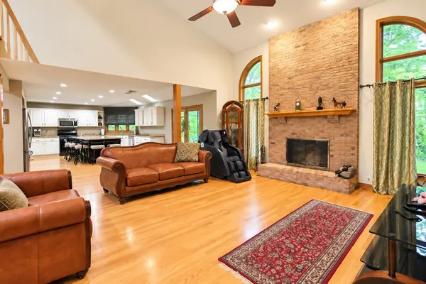 1263 Williamsburg LN, Crystal Lake, IL 60014