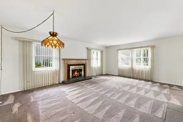 1600 Cambourne LN, Schaumburg, IL 60194