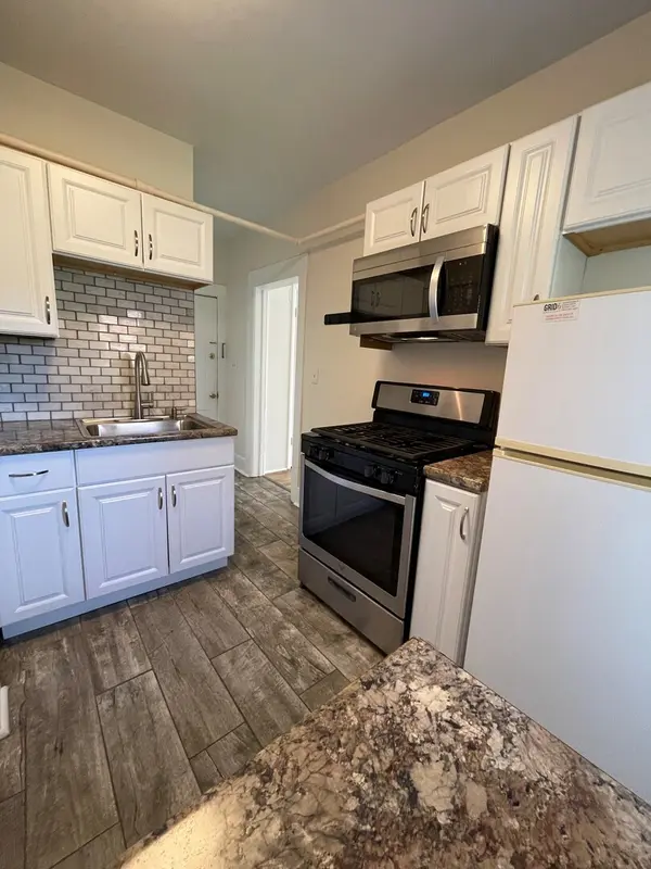 404 Mountain ST #2W, Elgin, IL 60123