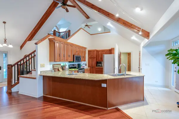 8208 Country Shire LN, Spring Grove, IL 60081
