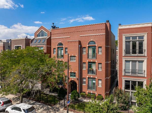 1916 W Belmont AVE #2E, Chicago, IL 60657