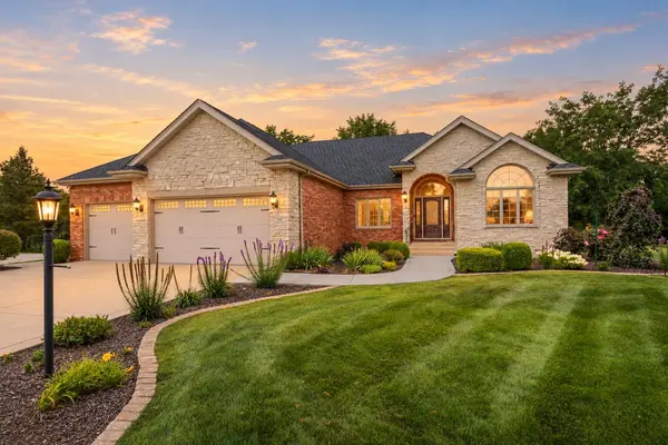 910 Hawk CIR, Crown Point, IN 46307